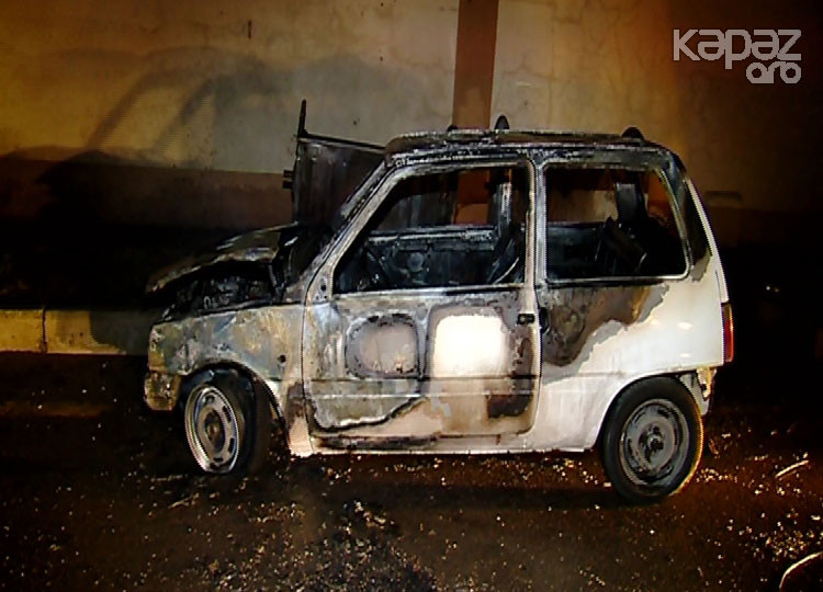 Hərəkətdə olan maşın qəfil yanmağa başladı -  Fotolar