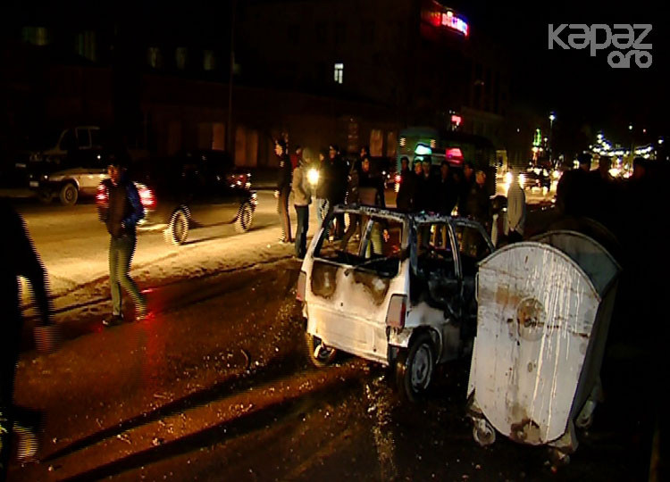 Hərəkətdə olan maşın qəfil yanmağa başladı -  Fotolar