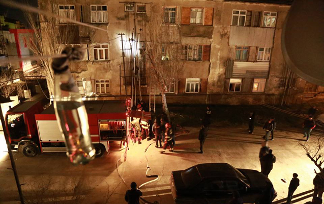 Lökbatanda binada tüstülənmə - Sakinlər təxliyə olundu + Fotolar