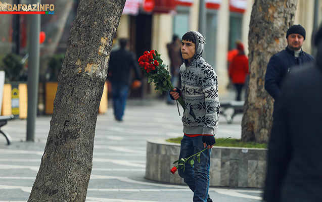 Bakıda oğlan sevgilisinə evlilik təklifi etdi -  Sevgililər günündə +Video