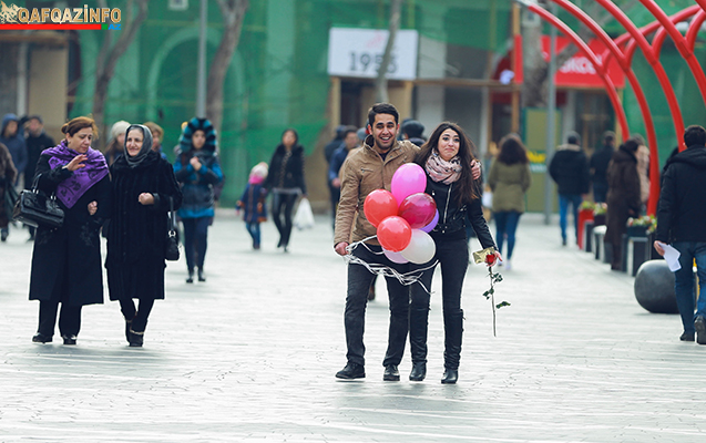 Bakıda oğlan sevgilisinə evlilik təklifi etdi -  Sevgililər günündə +Video