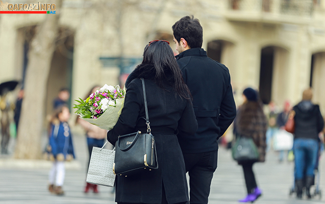 Bakıda oğlan sevgilisinə evlilik təklifi etdi -  Sevgililər günündə +Video