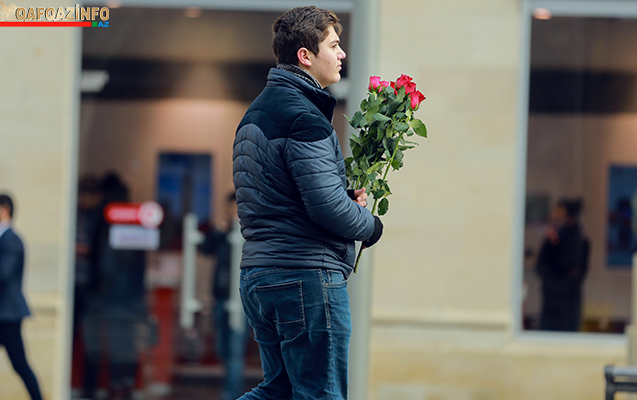 Bakıda oğlan sevgilisinə evlilik təklifi etdi -  Sevgililər günündə +Video