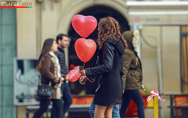 Bakıda oğlan sevgilisinə evlilik təklifi etdi -  Sevgililər günündə +Video