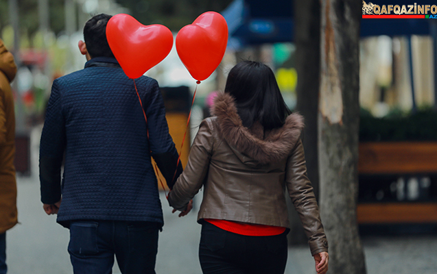 Bakıda oğlan sevgilisinə evlilik təklifi etdi -  Sevgililər günündə +Video