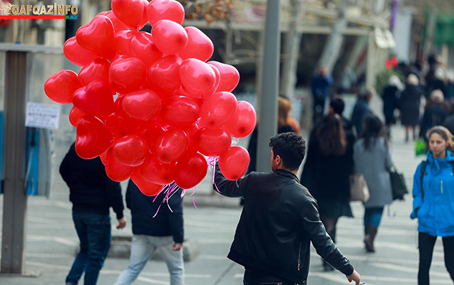 Bakıda oğlan sevgilisinə evlilik təklifi etdi -  Sevgililər günündə +Video