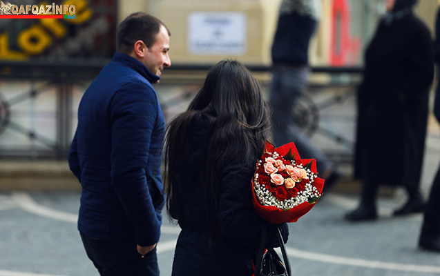 Bakıda oğlan sevgilisinə evlilik təklifi etdi -  Sevgililər günündə +Video