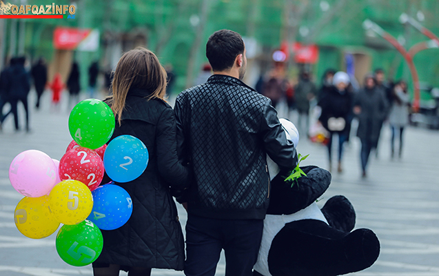 Bakıda oğlan sevgilisinə evlilik təklifi etdi -  Sevgililər günündə +Video