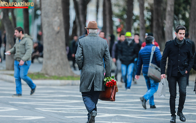 Bakıda oğlan sevgilisinə evlilik təklifi etdi -  Sevgililər günündə +Video