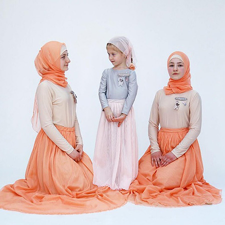 Kadırovun azyaşlı qızları model oldular - Fotolar