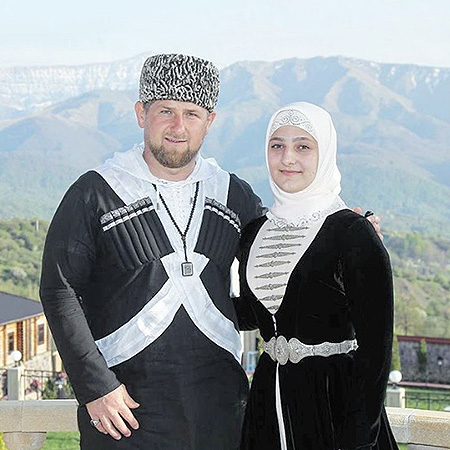 Kadırovun azyaşlı qızları model oldular - Fotolar