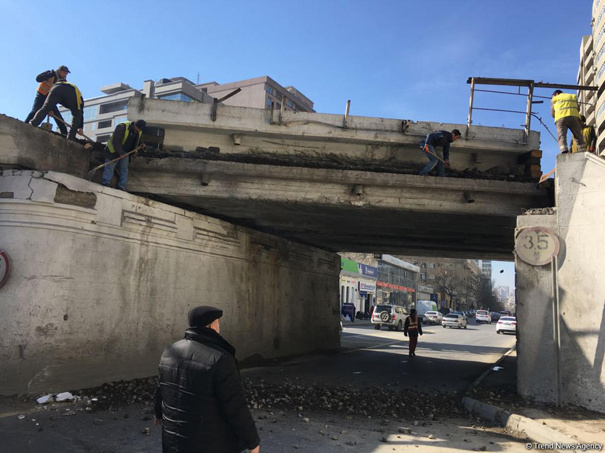 Bakıda beton maşını 82 ilin körpüsünü dağıdıb -  Rəsmi+Fotolar