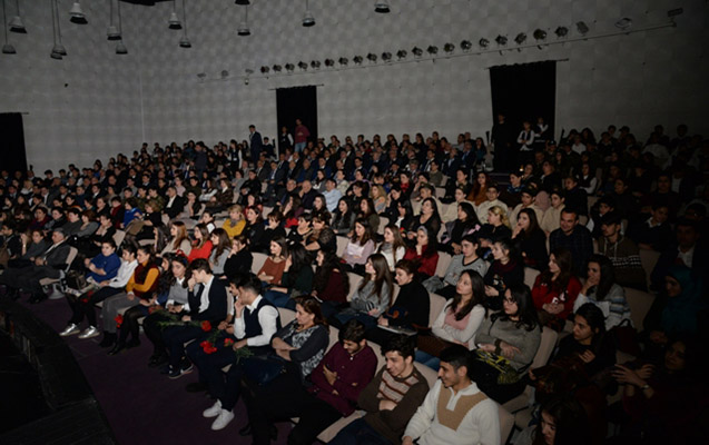 Nəsimi rayon ictimaiyyəti Gənc Tamaşaçılar Teatrında