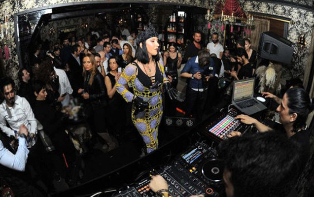 Tarixi villanı gecə klubu etdi - Fotolar Tarixi villanı gecə klubu etdi - Fotolar