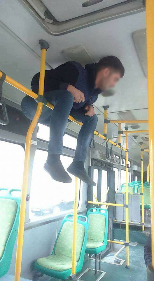 Bakıda avtobusda “turnik”ə çıxanlar   -  Foto