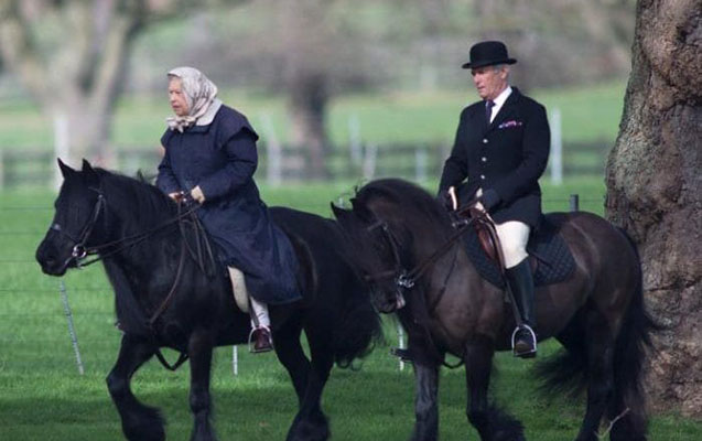 90 yaşlı kraliça at belində -  Foto