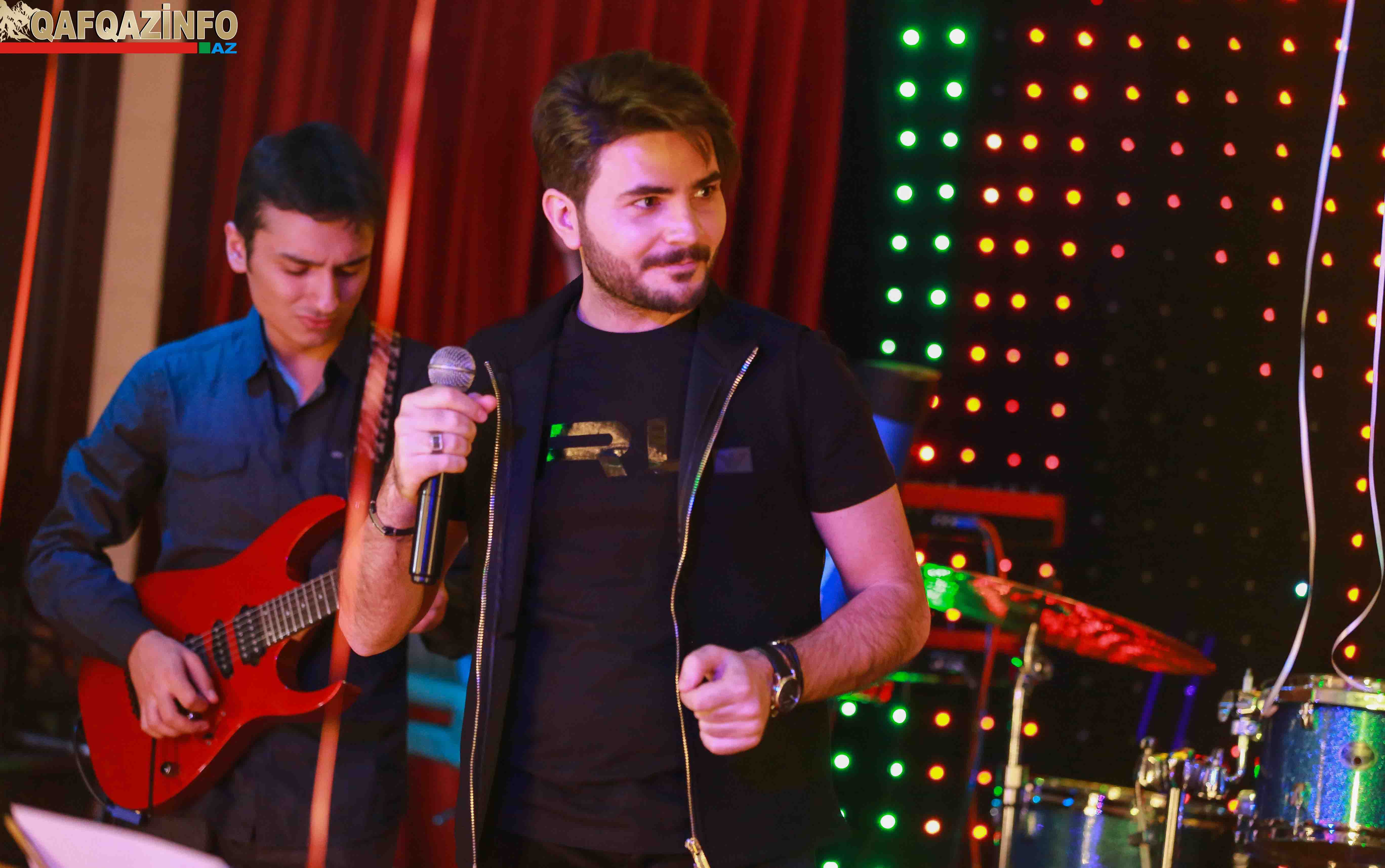 Aygünün dekoltesi ona düşmədi, fonoqram kəsildi - Fotolar + Video Aygünün dekoltesi ona düşmədi, fonoqram kəsildi - Fotolar + Video