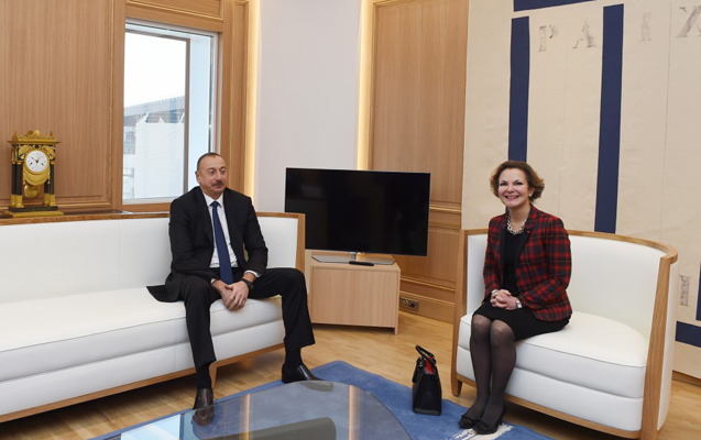 Prezident Fransaya getdi - Fotolar Prezident Fransaya getdi - Fotolar