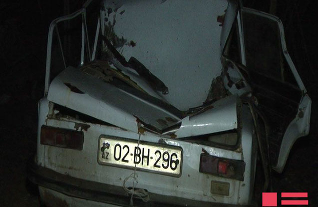 Tərtərdə maşın dərəyə aşıb -  Yaralanan var + Fotolar