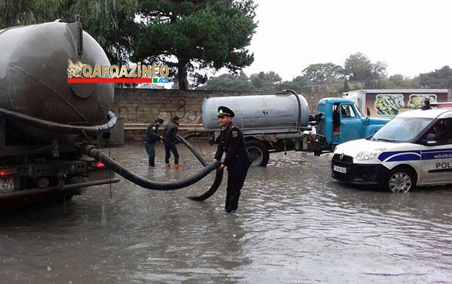 Suyun çəkilməsinə polislər də cəlb olundu - Fotolar
