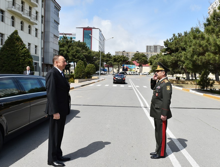 İlham Əliyev yaralı əsgərlərə baş çəkdi - Fotolar