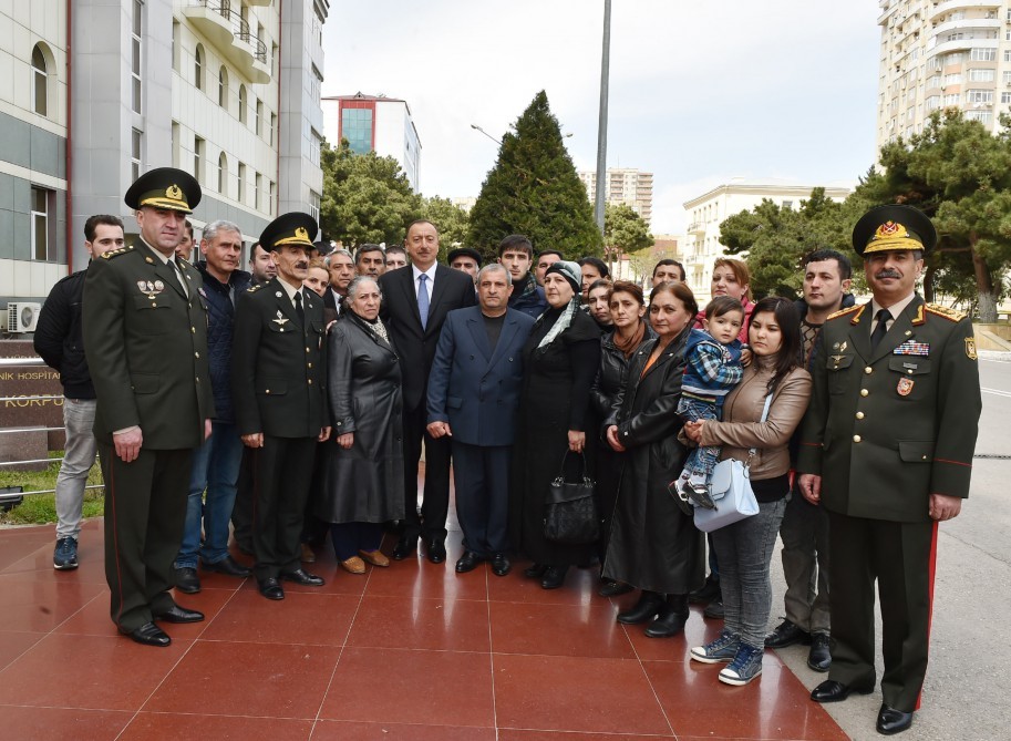 İlham Əliyev yaralı əsgərlərə baş çəkdi - Fotolar