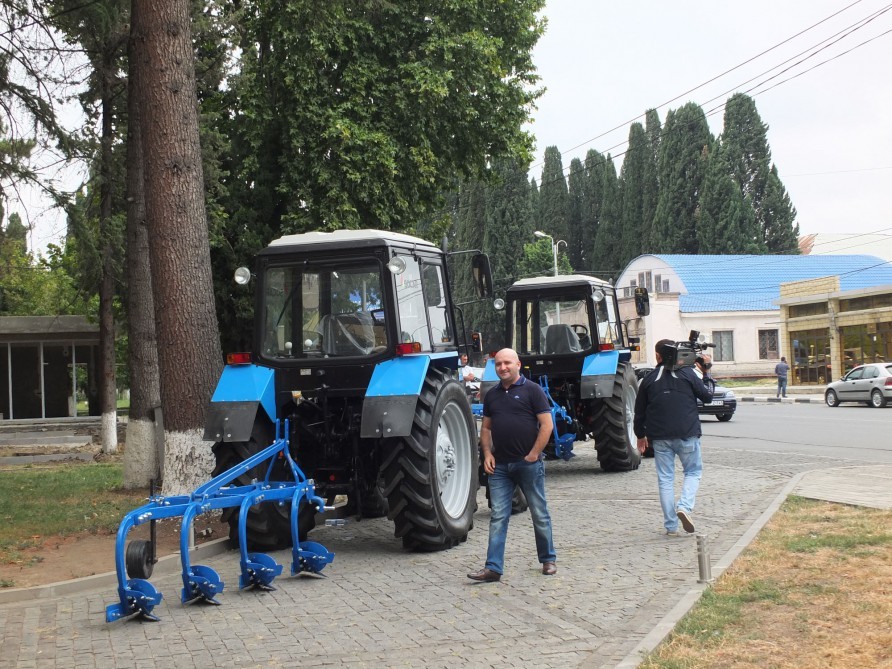 Prezident tapşırıq verdi  -  Gürcüstana traktorlar göndərildi