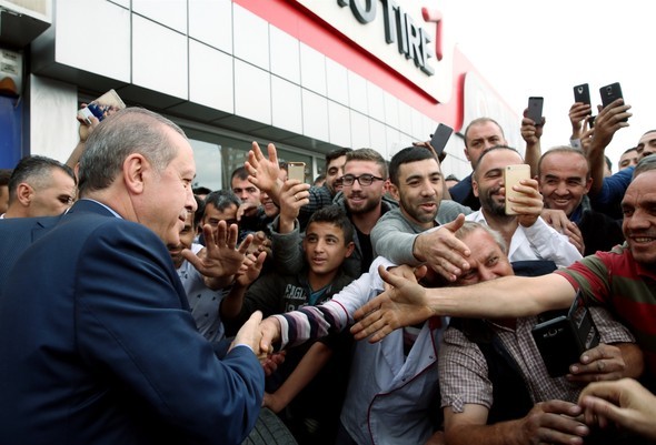 Ərdoğanla Binəli Yıldırım təkər mağazasında - Fotolar