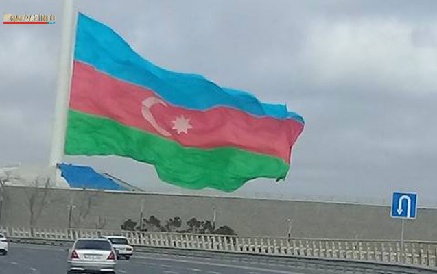 Bayraq Meydanındakı Azərbaycan bayrağı endirildi -  Fotolar